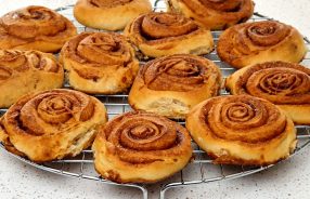 Kaneelbroodjes, een van oorsprong Scandinavische lekkernij, ook wel cinnamon rolls of op zijn Zweeds kanelbulle genoemd.