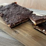 Dadel chocoladebar op plank