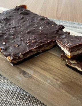 Dadel chocoladebar op plank