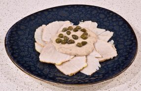 Vitello tonnato op een bord met kappertjes