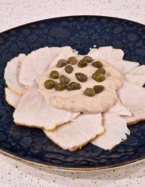 Vitello tonnato op een bord met kappertjes