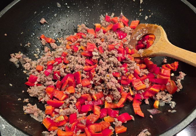 Paprika bij gehakt in pan