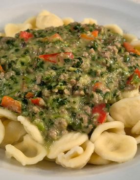 Pasta met spinazie gehaktsaus op bord