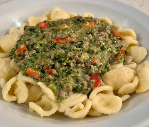 Pasta met spinazie gehaktsaus op bord