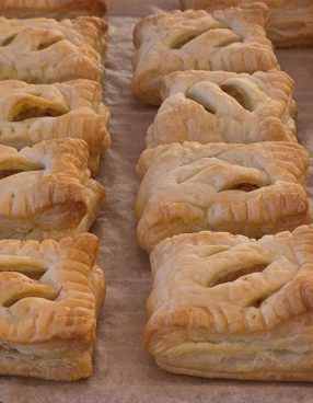 Kipkerrie zuurkoolhapjes net uit de oven.