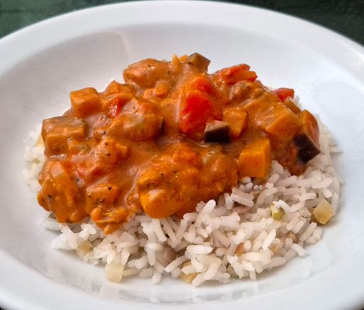 Kip Tikka Masala met notenrijst op een bord