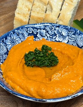 Geroosterde paprika-worteldip