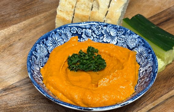 Geroosterde paprika-worteldip