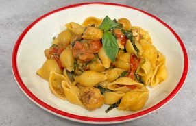 Pasta met kip, spinazie en rode pesto