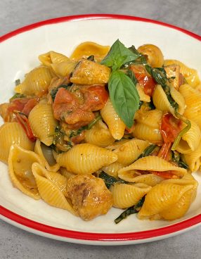 Pasta met kip, spinazie en rode pesto