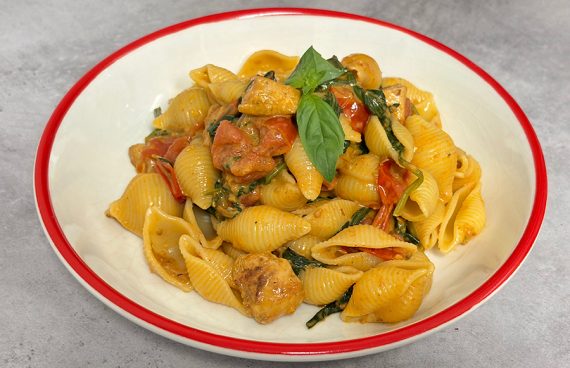 Pasta met kip, spinazie en rode pesto