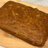 Appel-bananenbroodcake met kaneelappel