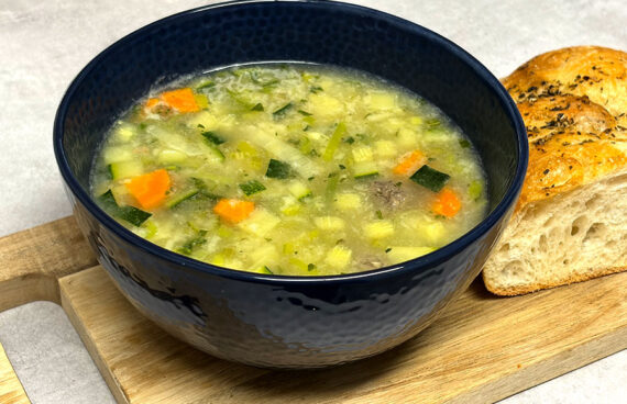 Huisgemaakte groentesoep met soepballetjes, wortel, prei, bleekselderij en courgette.