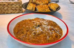 Romige pompoen lasagnesoep met mafaldine en Parmezaanse kaas